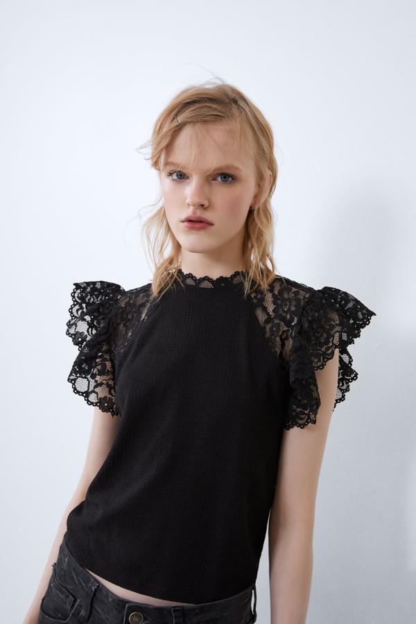 En la colección sostenible de Zara encontramos este top negro combinado a tono con encajes en los hombros y el cuello. Tiene un precio de 15,95 euros.