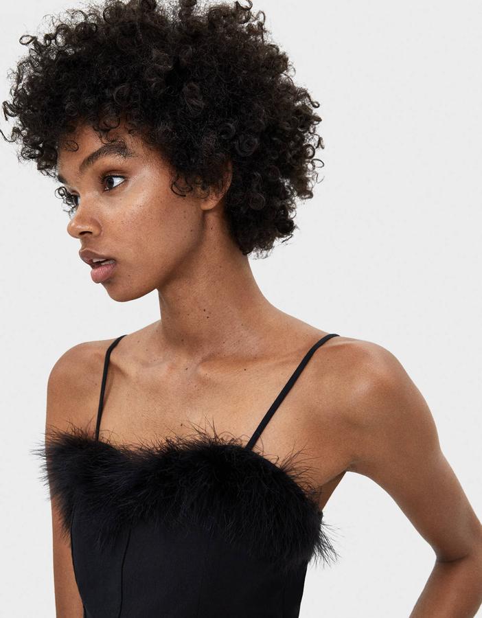 Por 19,99 euros Bershka nos propone un top corsé con plumas, otra de las grandes tendencias de los looks de fiesta invernales. Se ha agotado en la talla L.
