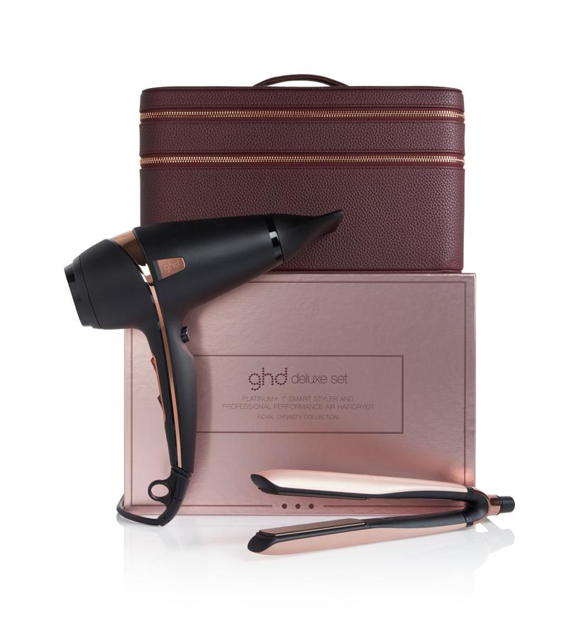 Esta es la gran joya de la corona, un estuche ideal con dos de los productos para el cabello más deseados en edición limitada. La styler platinum+, con tecnología puntera y en tono rosa, a juego con el secador profesional ghd air, que proporciona un secado preciso y reduce el encrespamiento.  Royal Dynasty Deluxe Set de Ghd  (389 €).