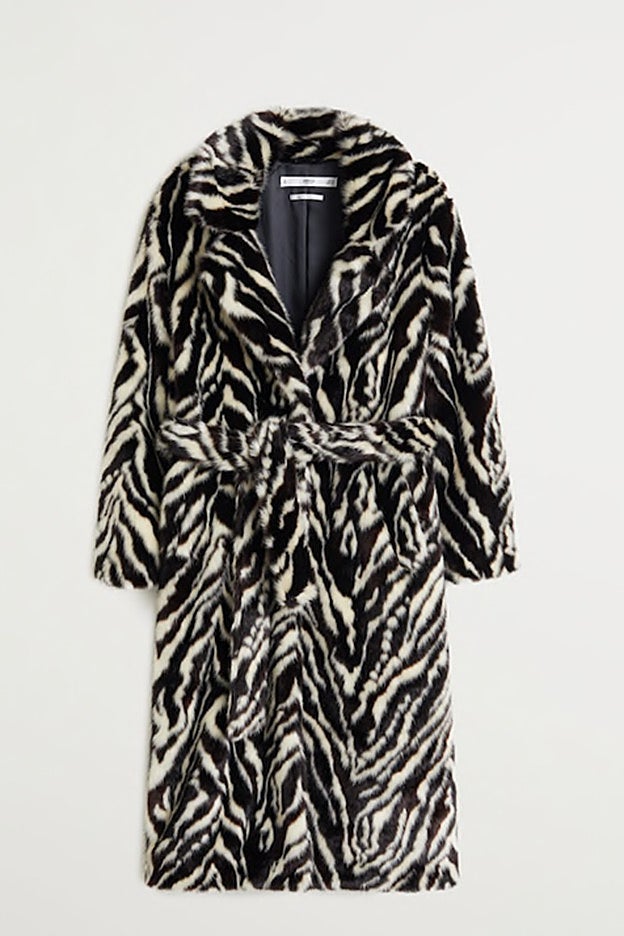 El espectacular abrigo-batín con estampado de cebra que lleva Selena Gómez es de Mango.