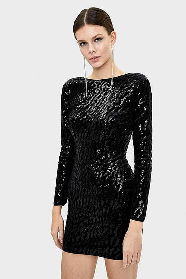 Vestido negro de terciopelo y lentejuelas de Bershka.