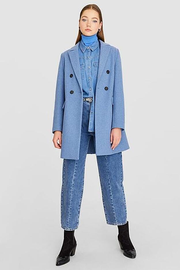 Abrigo paño azul (49,99 euros).