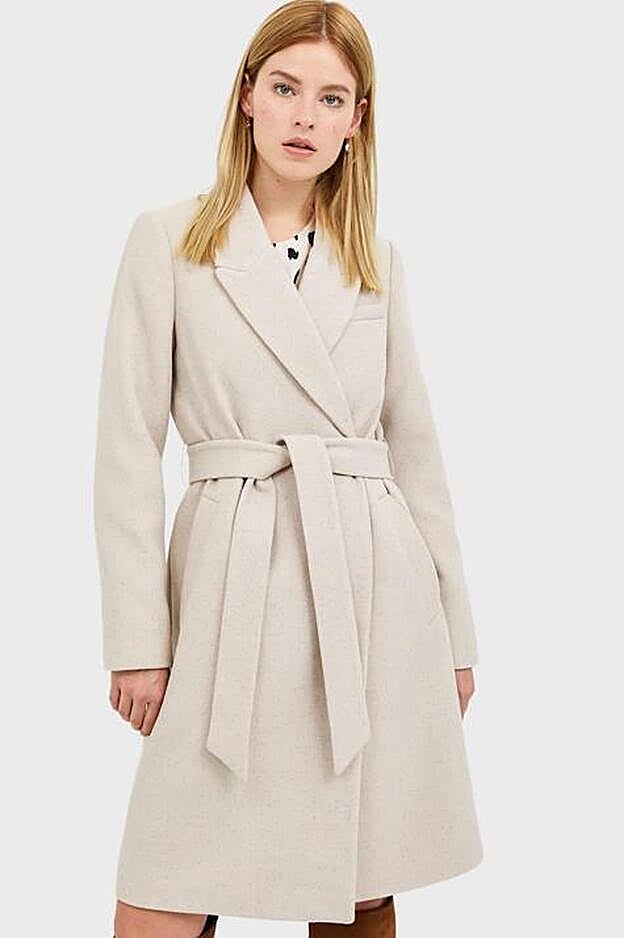 Abrigo paño cinturón (59,99 euros).