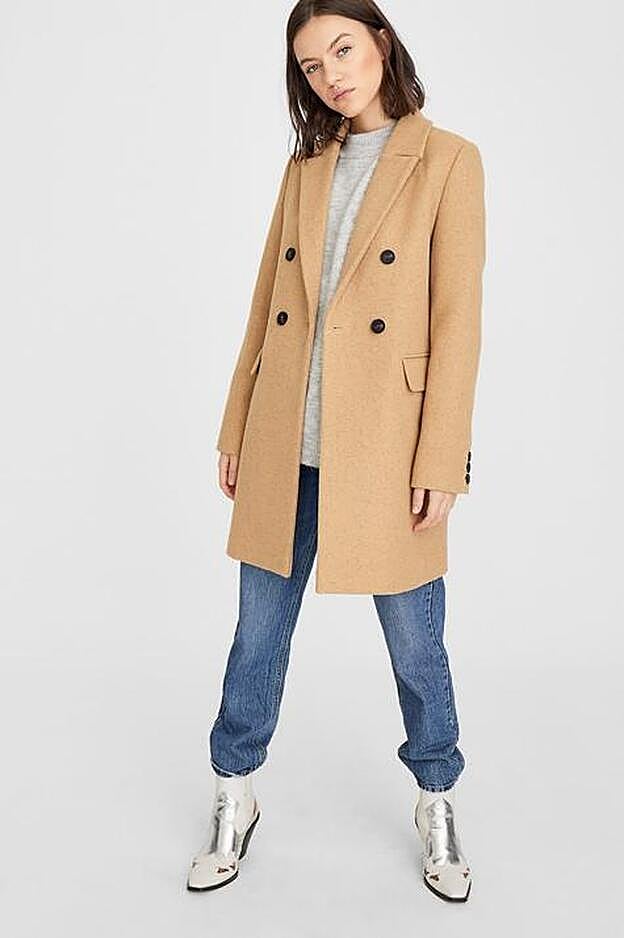 Abrigo camel doble botonadura. (49,99 euros).