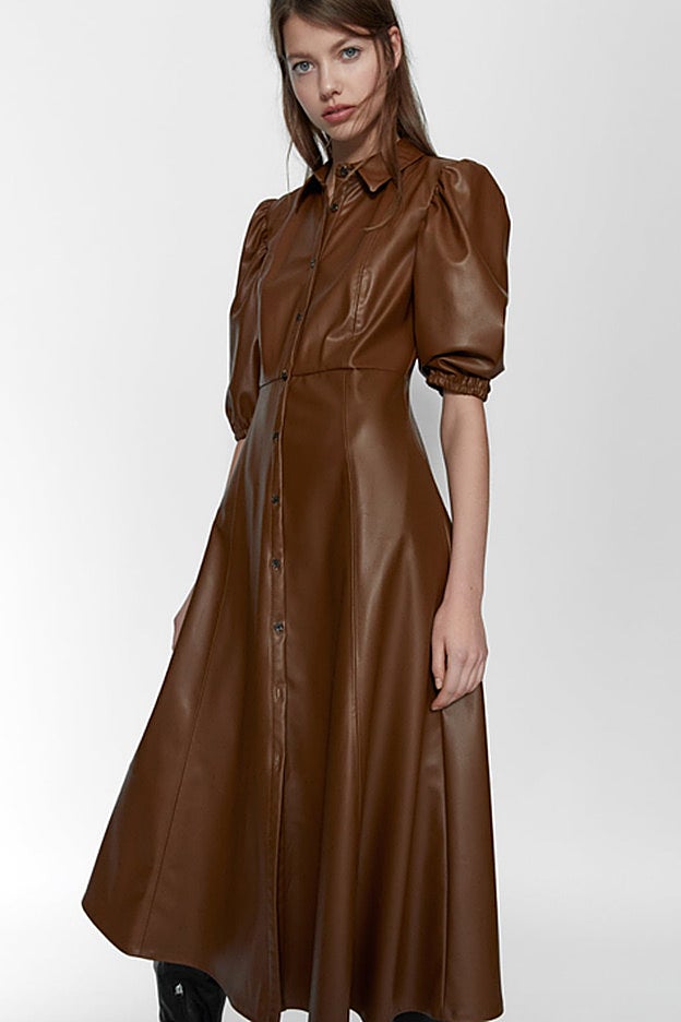 Vestido camisero en un tejido efecto piel en tono marrón de Zara.