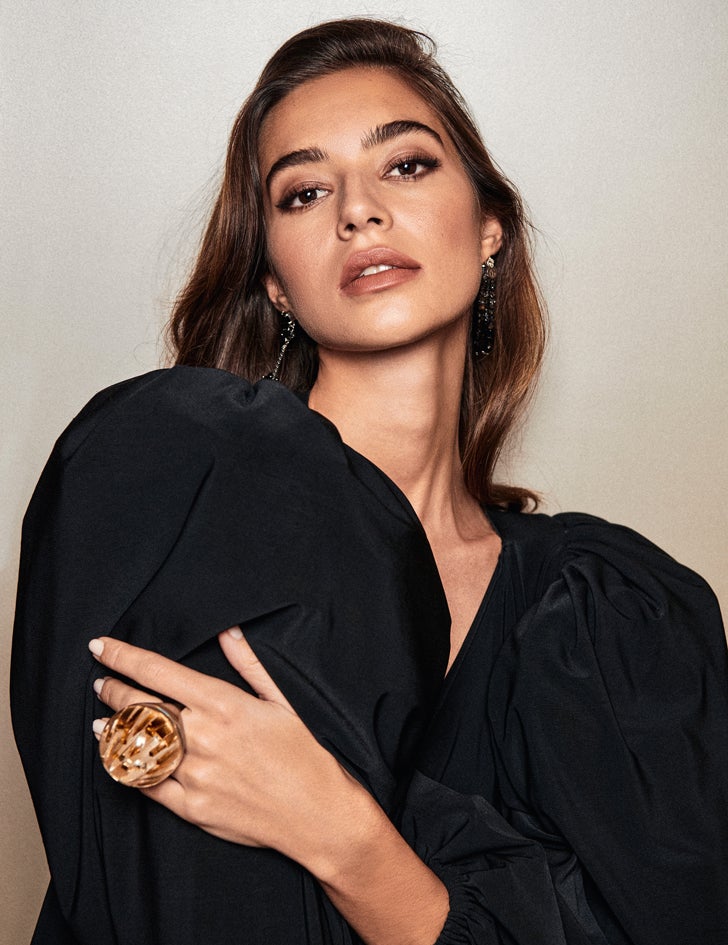 Túnica de Natalia Però y pendientes de Guillory. El anillo es de Catalina D'Anglade para Inouï. La luminosidad del rostro se maximiza gracias a Advanced Génifique de Lancôme.