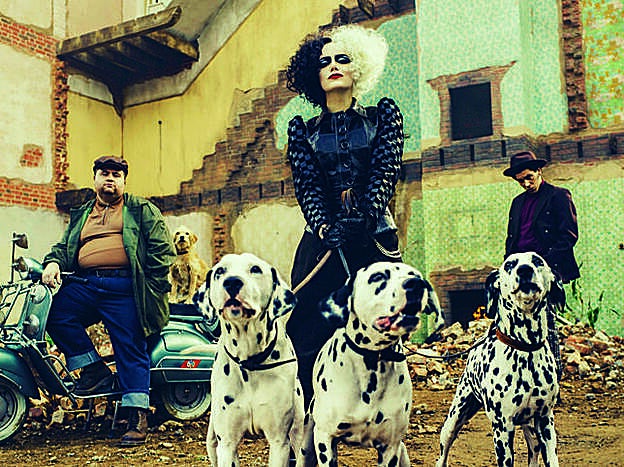 La actriz, caracterizada para Cruella, precuela de 101 dálmatas.