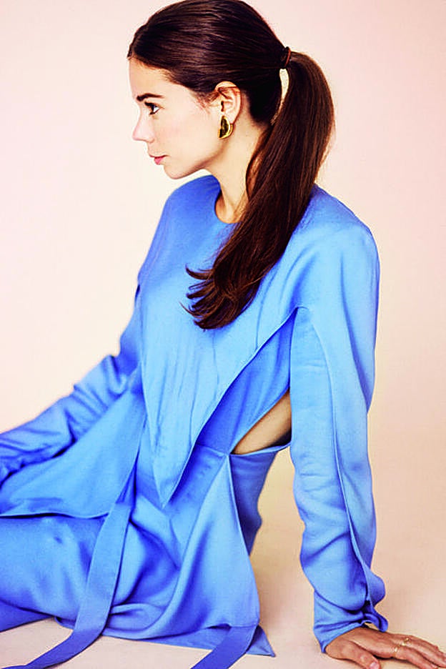 Laia Costa lleva vestido de Stella Mccartney y joyas de Aristocrazy.