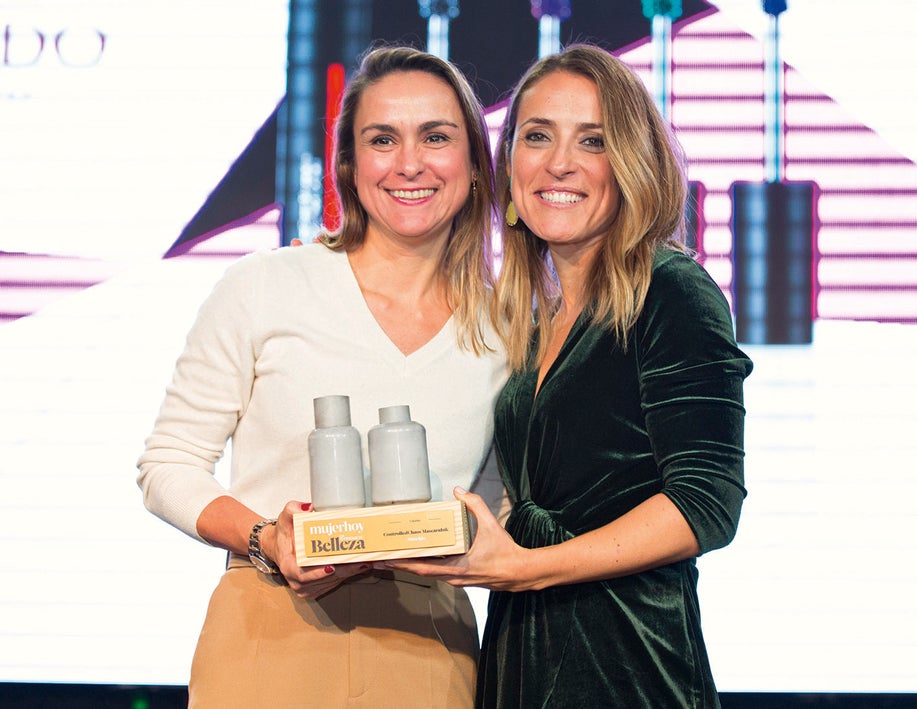Amaia Campos entrega el Premio Colorido por ControlledChaos MascaraInk a Ainhara Viñaras, general manager de Shiseido.