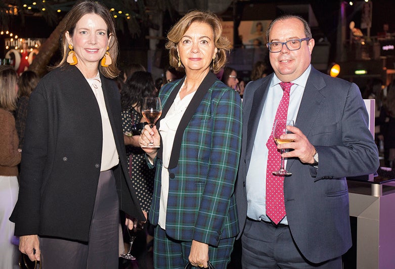 Paula Varona y Carmen Sáenz de Varona, de Bestforless, con Joaquín Gordon.