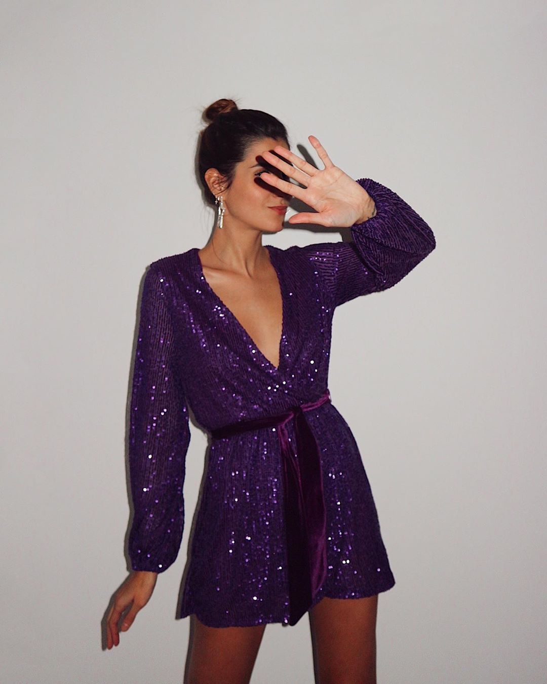 El morado no podía faltar en esta selección, y de nuevo,  Bershka firma este vestido de lentejuelas que lleva Mery Turiel . (35,99 euros).