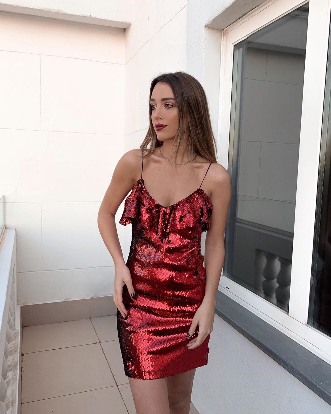 Este vestido rojo de tirantes con volantes en el escote es uno de los más vendidos de la nueva colección de Zara ¡y también está disponible en negro! (29,95 euros).