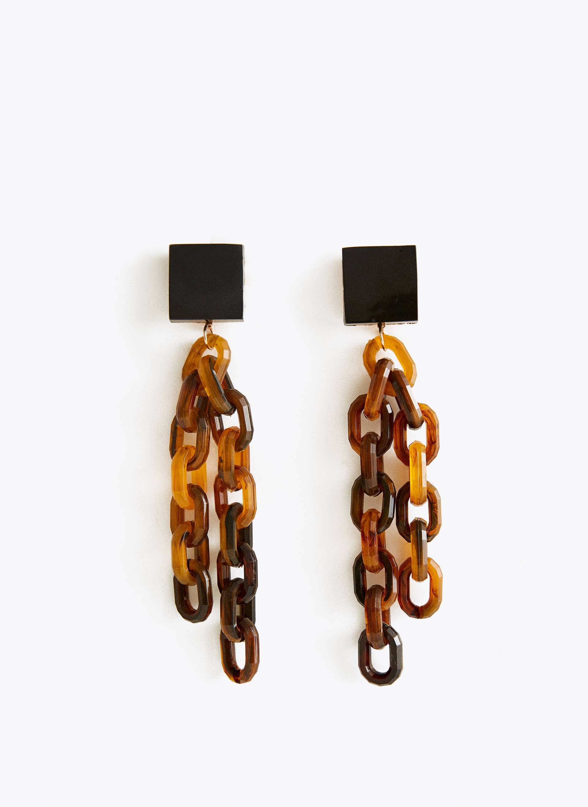 Pendientes imitando carey, de Uterqüe.