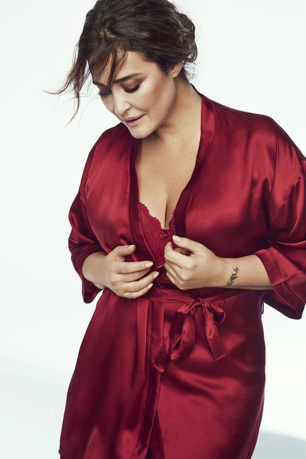 Vicky Martín Berrocal posa con un kimono de seda en rojo Navidad de Intimissimi (99.90 euros).