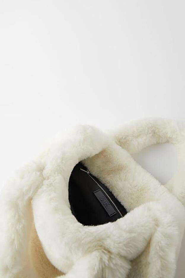 El interior del bolso, con forro en color negro en amabas versiones.