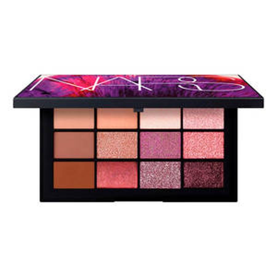 Esta edición limitada de NARS que puedes encontrar en Sephora rebajada, cuesta 27 euros y es la opción ideal para aquellas que buscan una paleta con la que complementar sus looks de fiesta. Seis tonos brillantes con un intenso efecto holográfico con acabado aterciopelado, una nueva dimensión en el maquillaje de fiesta.