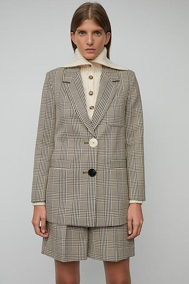 El detalle de un botón de cada color nos encanta, no lo vamos a ocultar.