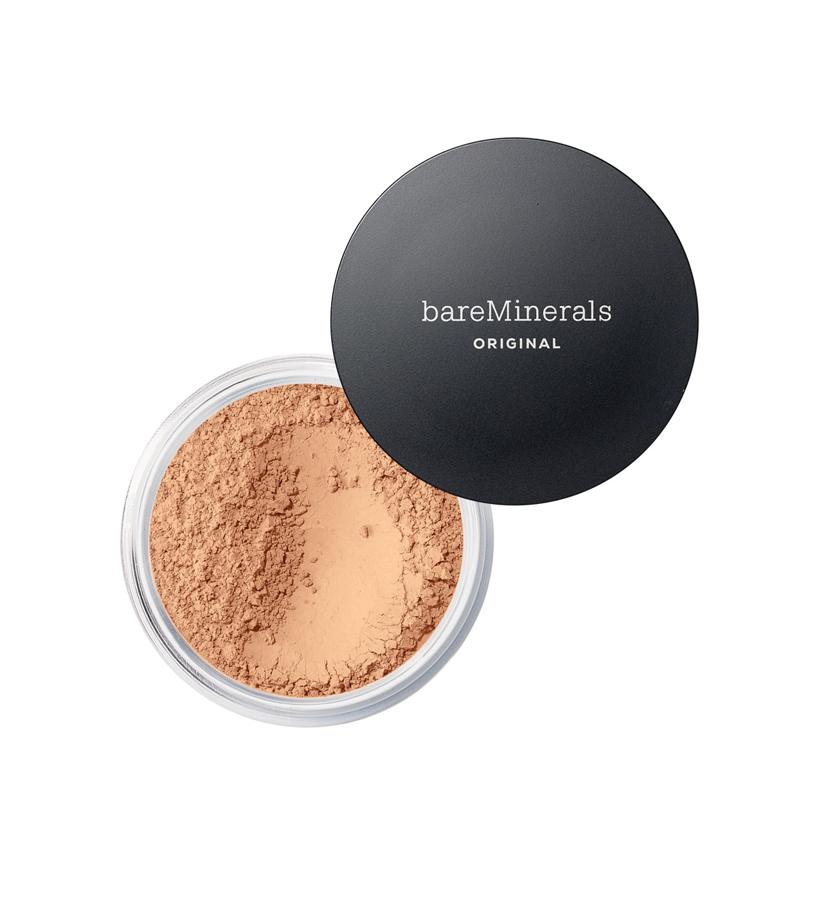 Si tienes miedo de que una base de maquillaje en crema marque más las arrugas y líneas de expresión o si no eres de fondo de maquillaje, pásate a esta innovadora fórmula en polvo. Sin elementos químicos, deja un aspecto fresco, protege de los daños solares y dura ocho horas. Ah, ¡y hay 30 tonos!  Original Loose Power Foundation de Bare Minerals  (32 €).