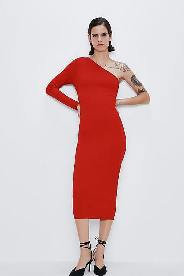 Ajustadísimo vestido de punto de Zara.