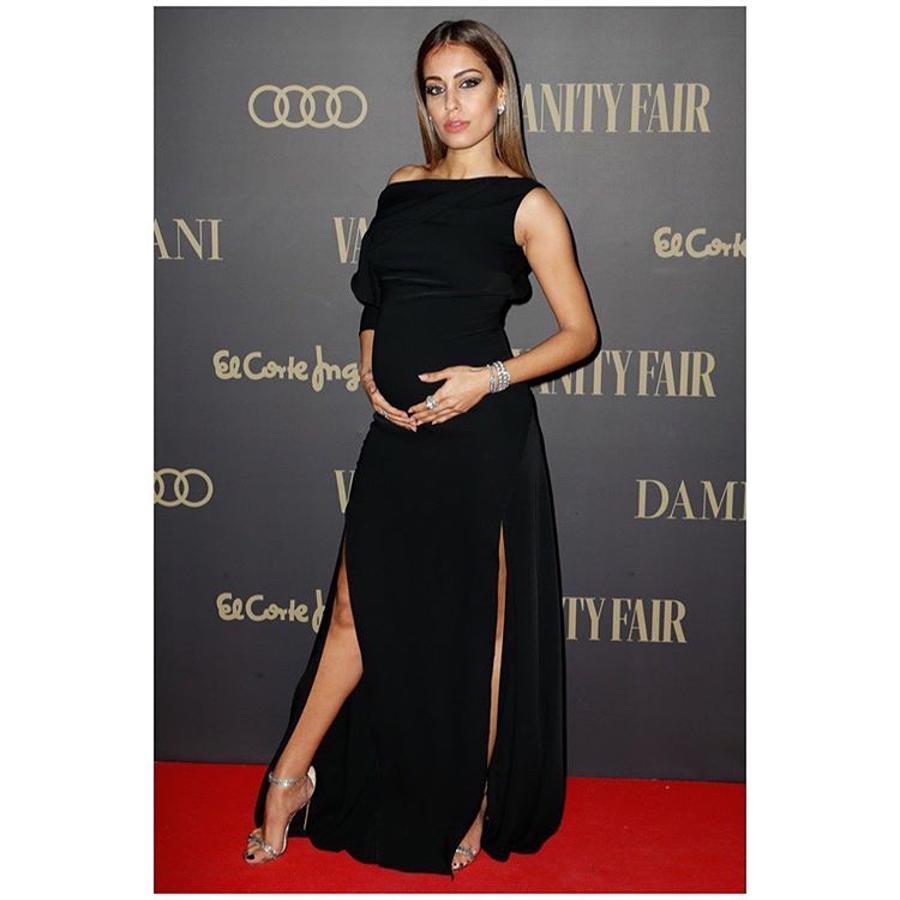 Pero Hiba aún nos tenía guardadas más sorpresas. Hace unas semanas, la intérprete acudió a un homenaje que se celebró en la capital en honor a Antonio Banderas. Y a la alfombra roja llegó dejando a los presentes con la boca abierta. Más radiante que nunca, Abouk optó por un sugerente diseño de Juanjo Oliva en color negro, con escote asimétrico y aberturas a los lados luciendo pierna con unas altísimas sandalias de tacón. En esta ocasión, la actriz optó por una de las tendencias beauty del momento, un maquillaje protagonizado por brillantes cristales de colores en el párpado que está haciendo furor entre las celebrities e influencers de todo el mundo.