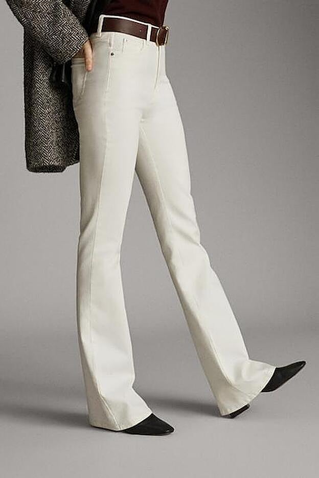 Este pantalón blanco de Massimo Dutti lo podría llevar perfectamente Victoria Beckham.