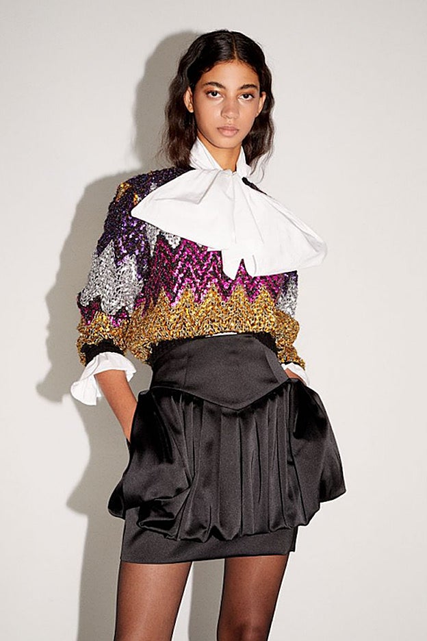 El fantástico look ochentero de Teresa Andrés Gonzalvo es de Sfera.