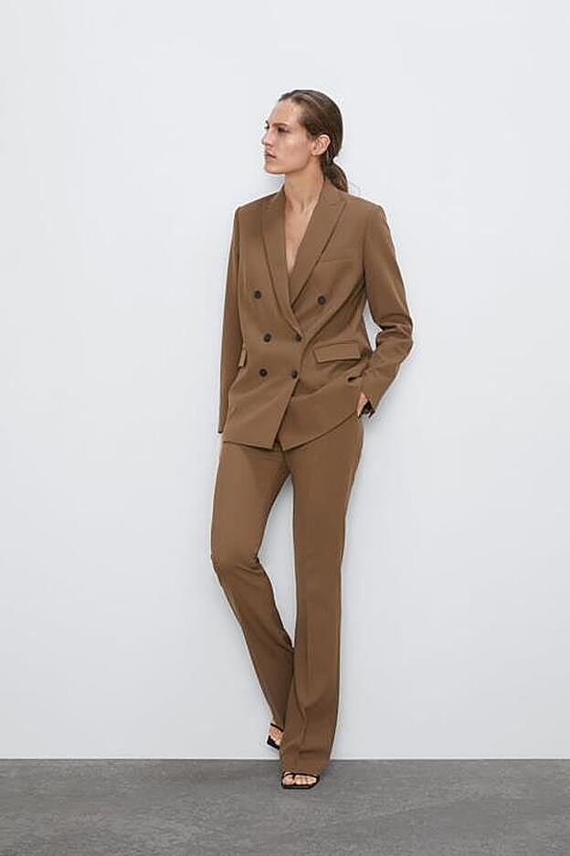 Nos quedamos con este modelo de Zara Blazer (69,95€) Pantalón (39,95€) ancho, cruzado y en un tono neutro para poder combinarlo con los complementos que queramos.