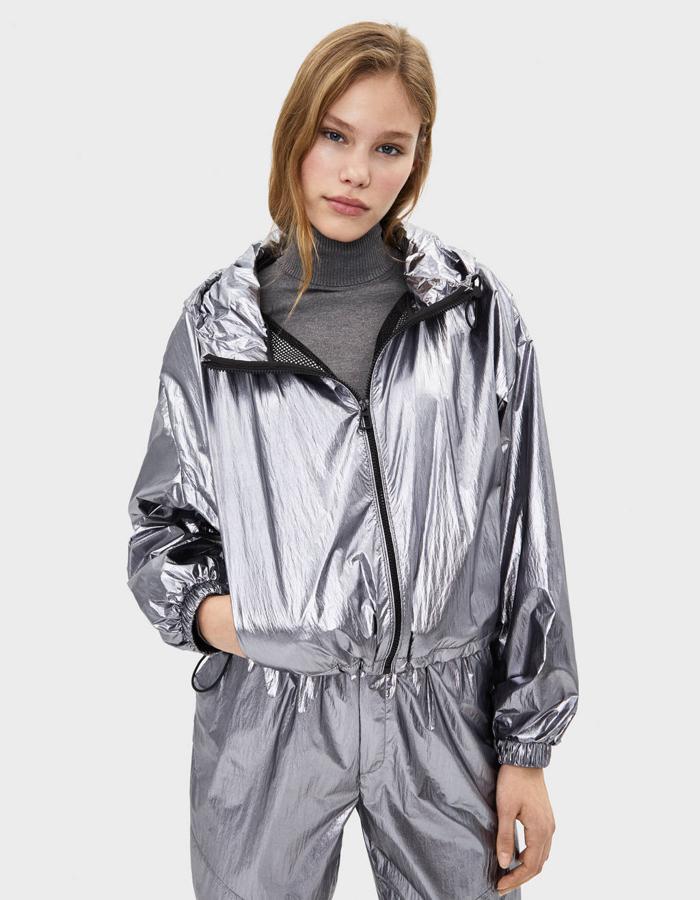 Cazadora Nylon con capucha y cremallera de Bershka (25,99 euros).