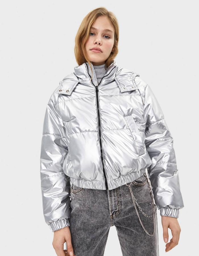 Cazadora puffy metalizada de Bershka (35,99 euros).