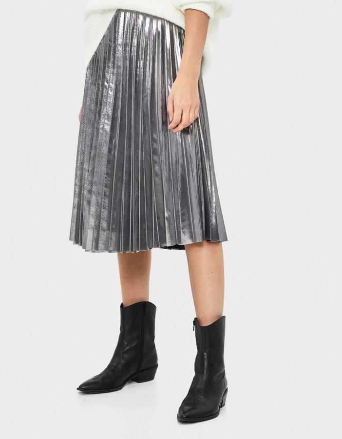 Falda midi plisada metalizada de Bershka (25,99 euros).