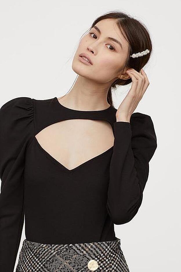 El escote corazón es otro de los detalles que hacen esta prenda aún más ideal.