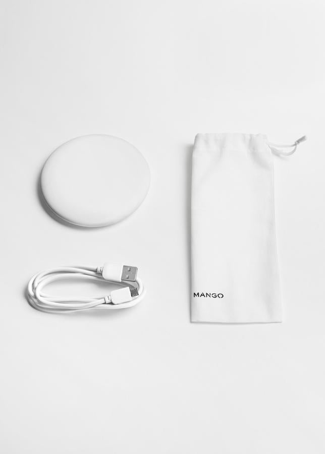 Cargador inalámbrico de Mango (29,99 euros).
