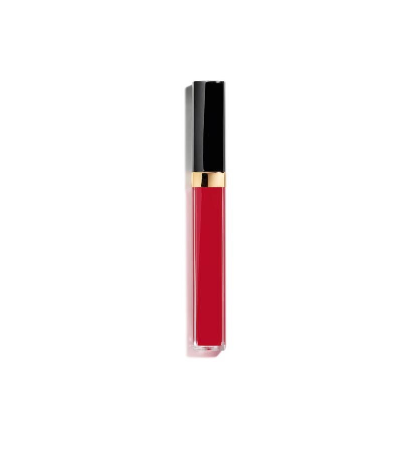 Aplica este gloss solo o en compañía y haz que tu boca destaque. Puedes aplicarlo en los labios desmaquillados para un look más natural o poner una ligera capa sobre el carmín para darle un plus de brillo a la barra de labios.  Rouge Coco Gloss de Chanel  (31 €).