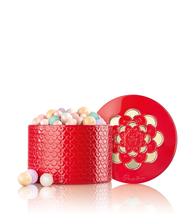 Después de haber unificado el rostro, dale volumen en las zonas estratégicas y consigue un efecto de piel jugosa y resplandeciente con este producto casi mágico. Además de iluminar tiene un olor a violeta superagradable.  Perlas Météorites de Guerlain  (59,95 €).