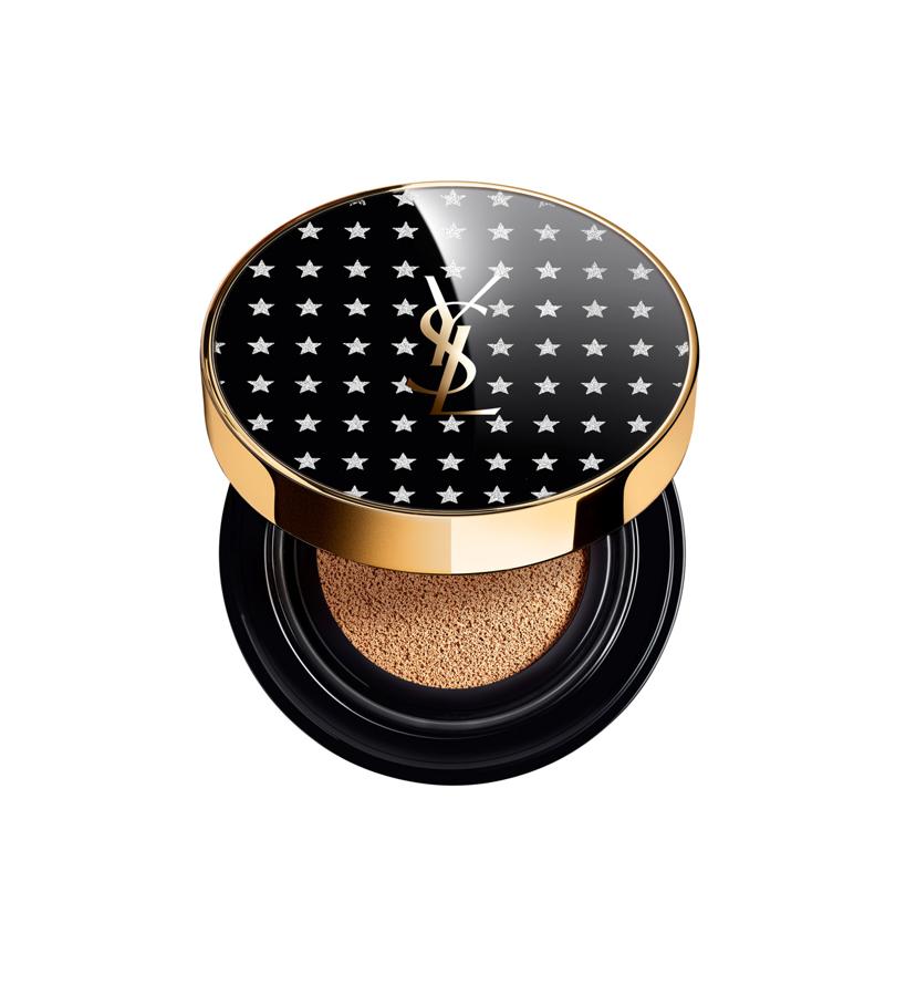 Ahora más que nunca es importante que elijas una base de maquillaje que sublime tu piel. Sácate todo el partido con esta fórmula mate, luminosa y cuya cobertura puedes modular según tus gustos o tus necesidades. Y, lo mejor, con su formato ready & go puedes llevarla en el bolso y asegurarte de estar perfecta toda la noche.  Le Cushion Encre de Peau de YSL Beauté  (60 €).