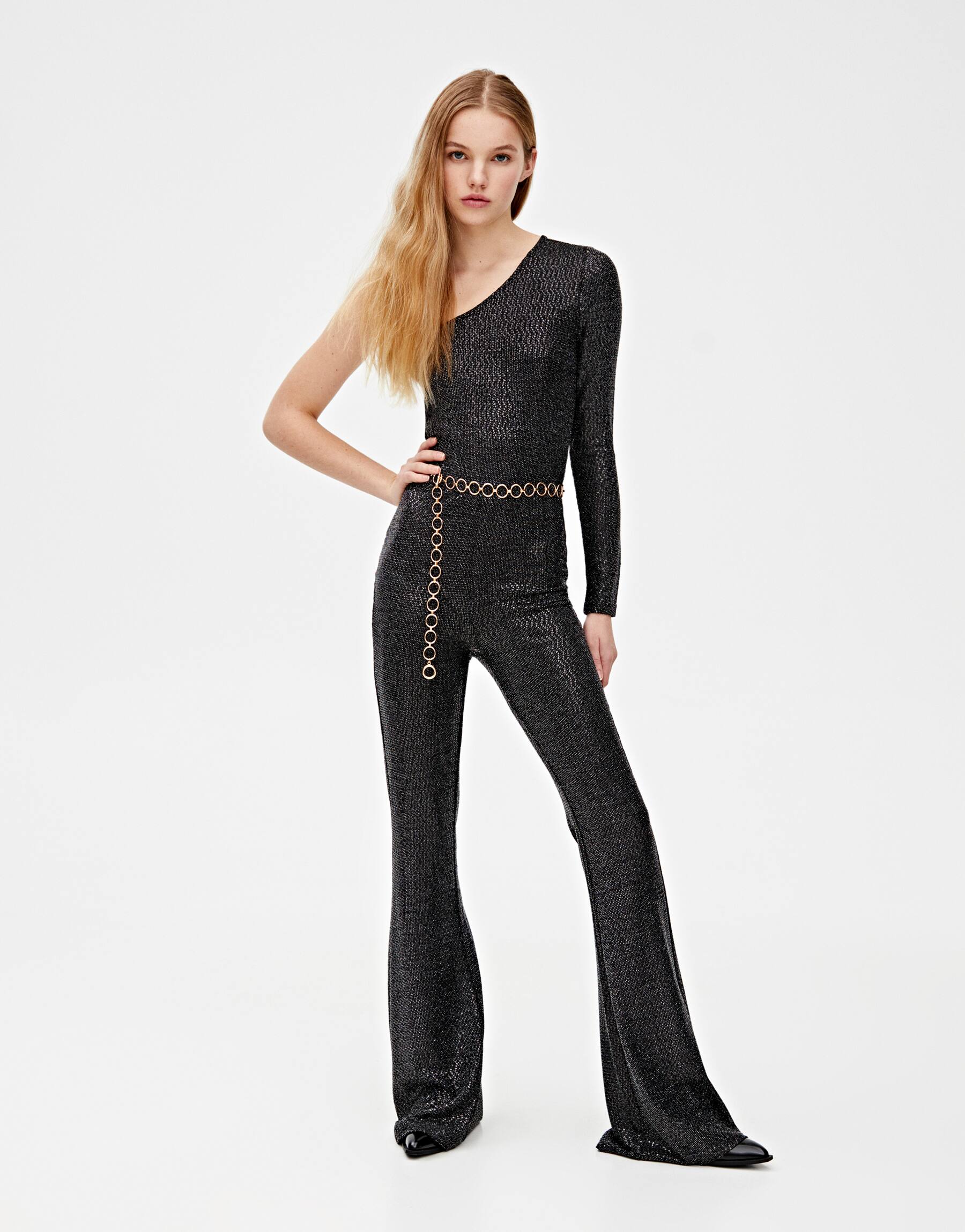 Mono asimétrico con brillos y cinturón. De Pull&Bear. 29,99 euros.