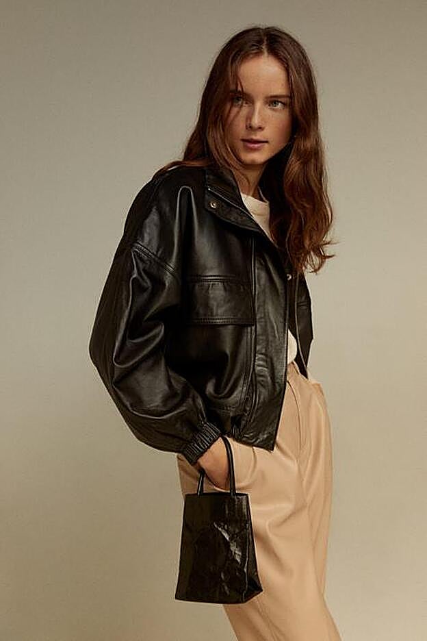 Colgado de la muñeca es donde en realidad se ve el tamaño del minibolso.