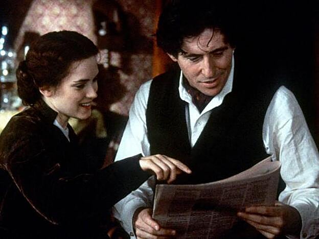 Winona Ryder y Gabriel Byrne en la película "Mujercitas" de 1994.