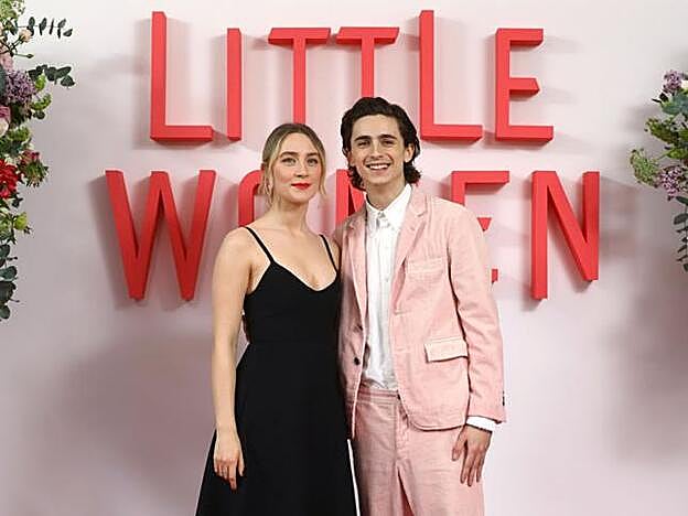 Saoirse Ronan y Timothee Chalamet en la première de Mujercitas en Londres.