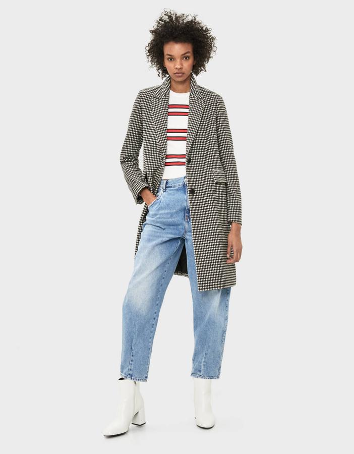 Es innegable que una de las tendencias de la temporada es la pata de gallo, y en Bershka tienen uno de sus abrigos de lana con este estampado rebajados. Costaba 49,99 euros y ahora puede ser tuyo por 29,99.