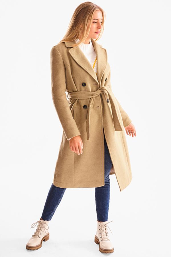Si llevas años posponiendo la compra de ese abrigo en camel que tanto agradecerían tus estilismos estás de enhorabuena porque en C&A lo puedes encontrar por 89,90 euros cuando antes costaba 129,90. Se ha agotado en las tallas más pequeñas y está disponible de la 42 a la 52.