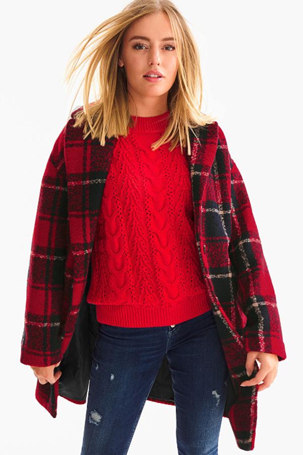 Hemos visto a alguna influencer con un diseño similar y no podemos dejar pasar la ocasión de meter en nuestro armario este abrigo rojo con cuello solapa y corte recto con estampado de cuadros. Cuesta 49,90 euros, antes 69,90, y está disponible en C&A en las tallas 44 a 50.