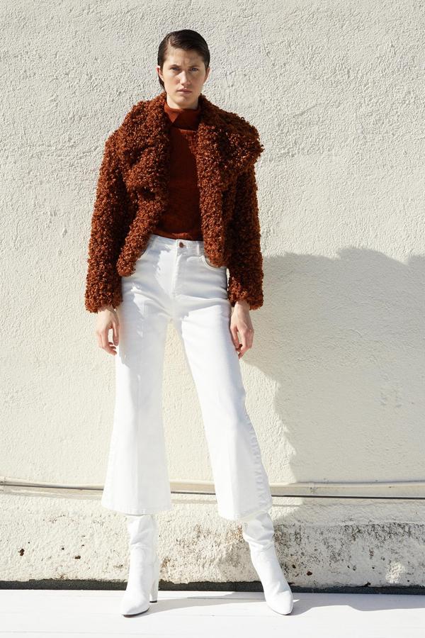 Con solapas y pelo rizado, este chaquetón ochentero de Sfera en color coñac es un compañero ideal para todos tus pantalones. Está confeccionado en dos tallas, S y M, y de cortar 49,99 ha pasado a costar 39,95 euros.