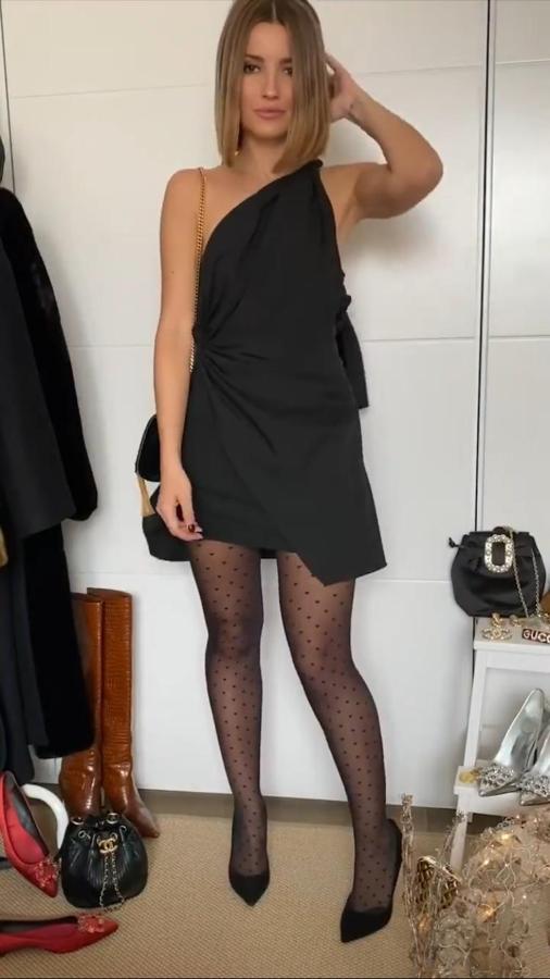 Alexandra Pereira con un minivestido con lazo en la espalda de Zara (59,95 euros), medias de topitos, bolso de Yves Saint Laurent y stilettos negros.