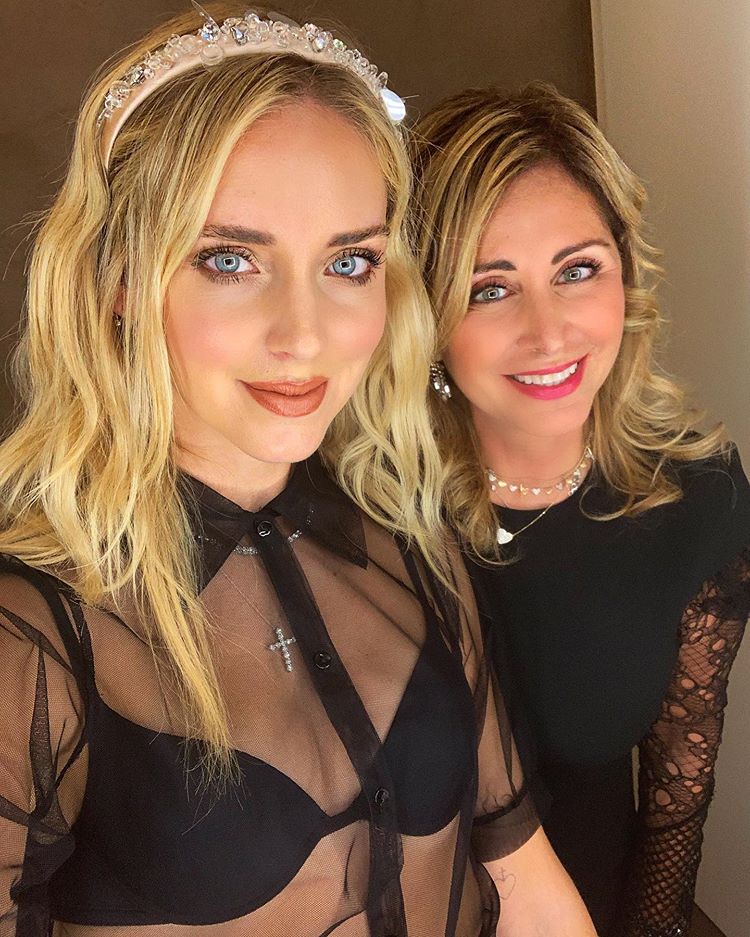 Volviendo al tema de las diademas, tenemos que hablar del modelo joya que lució Chiara a principios del mes de octubre, y que consiguió robarle protagonismo a la camisa transparente que llevaba. En tono beige y decorada con numerosos cristales, Chiara consiguió el elogio de sus seguidores, que rápidamente se echaron a la calle en búsqueda de un réplica.