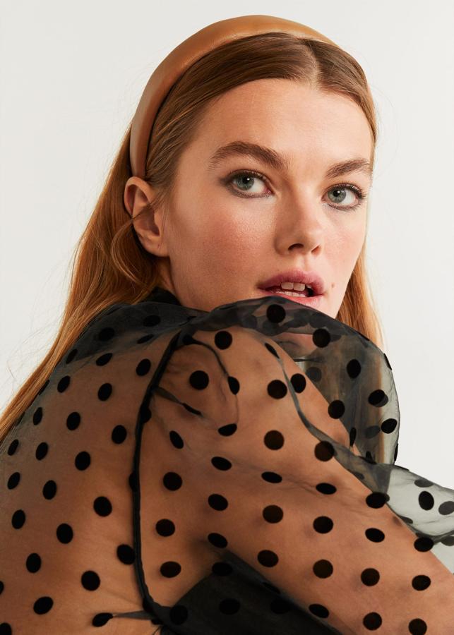 Diadema lisa efecto piel en color cuero de Mango (12.99 euros).