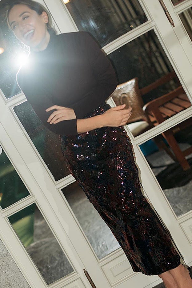 La falda de Tamara Falcó creada junto a Avellaneda lleva lentejuelas negras y granates haciendo un dibujo floral.