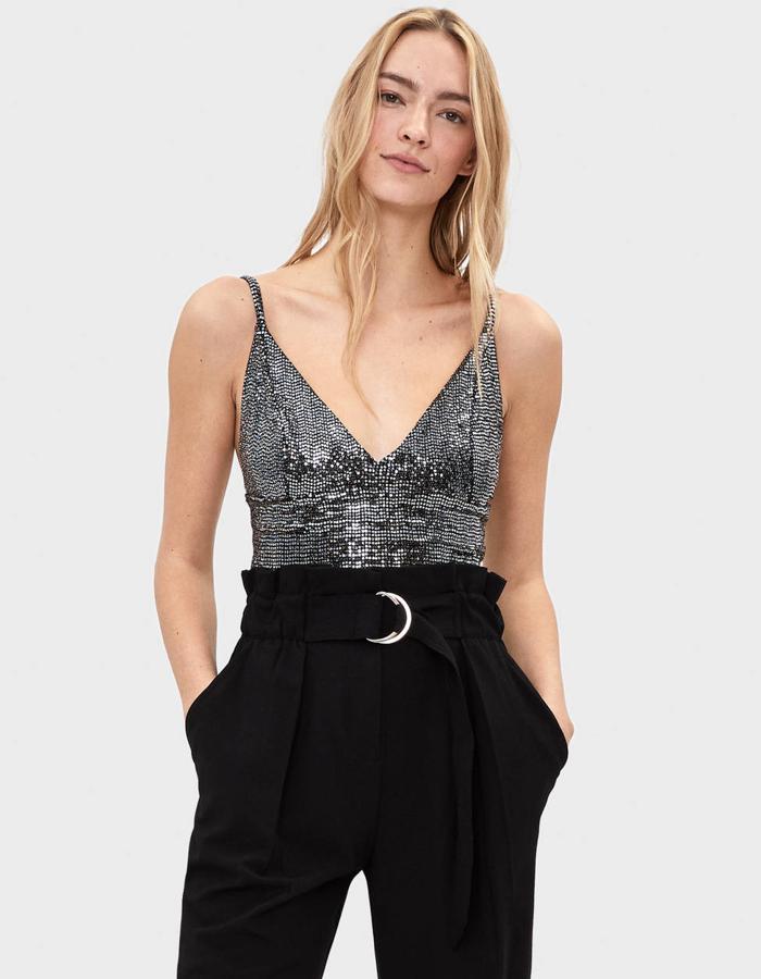 Bralette con un acabado plateado brillante de Bershka (15,99 euros).