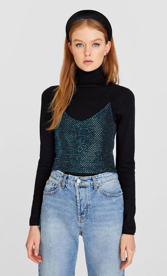 Crop top de tirantes en un tono verdoso fantástico de Stradivarius (12,99 euros):