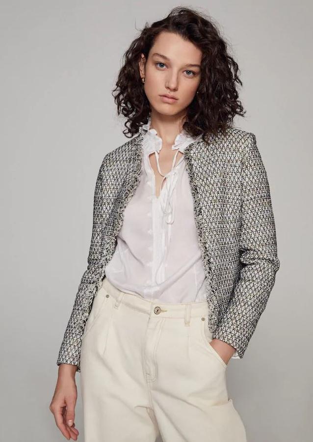 Chaqueta de tweed negra y blanca de Mango (29,99 euros).